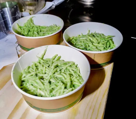 Piatto di trofie al pesto senza glutine